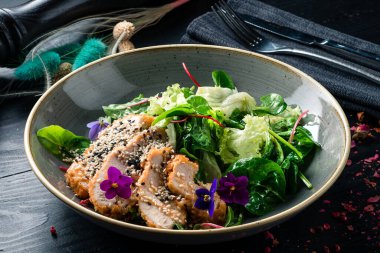 Yeşil salatalı tavuk göğsü fileto dilimleri. Tavuklu taze yeşil salata, sağlıklı yemek, keto diyeti, diyet öğle yemeği konsepti.