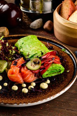 Somon balıklı omlet ve taze sebzeli kahvaltı. Yeşil roka ve somonlu omlet. Frittata - İtalyan omleti dikey