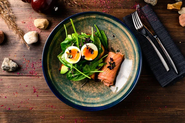 Sanduíche Fresca Com Peixe Fumado Comida Dietética Keto Equilibrada Sanduíche — Fotografia de Stock