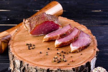 Kurutulmuş domuz filetosu kurutulmuş domuz eti, polendwitz, ahşap arka planda kurutulmuş fileto. Pişmiş domuz eti. Polenitsa kurutulmuş bir fileto. Beyaz Rusya mutfağı tabağı.