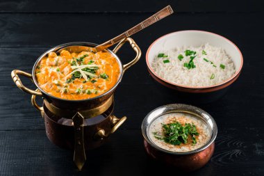 Akşam yemeği ve öğle yemeği için çeşitli Hint yemekleri ve Hint yemekleri.