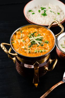 Akşam yemeği ve öğle yemeği için çeşitli Hint yemekleri ve Hint yemekleri.