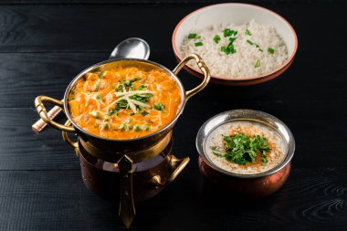 Akşam yemeği ve öğle yemeği için çeşitli Hint yemekleri ve Hint yemekleri.