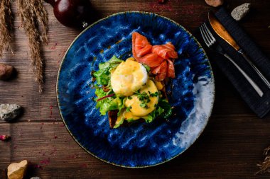 Çavdar ekmeğinde kırmızı balıklı taze sandviç. Keto dengeli diyet yiyecekler. Haşlanmış yumurta, otlar ve somon balıklı sandviç. Sağlıklı öğle yemeği, kahvaltı ya da hafif akşam yemeği. Sağlıklı ve besleyici yiyecekler.