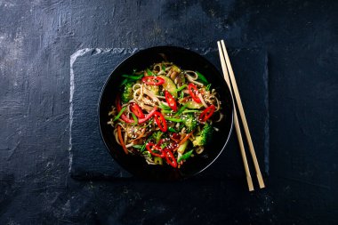Sebzeli pirinç eriştesi koyu arka planda kızarır. Asya Pad Thai vejetaryen sebzeleri udon eriştesi. Asya usulü vejetaryen yemeği. Japon yemeği Soba eriştesi.