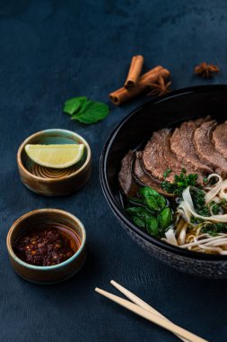 Sığır etli pho bo çorbası, Pho bo Vietnam yemeği, dilimlenmiş biftekli pilav çorbası. Vietnam usulü taze pirinç çorbası ve sığır eti. Vietnam 'ın ulusal yemeği