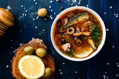 Zeytin ve limonlu balık çorbası, baharatlı ve ekşi çorba, balıklı Rus çorbası.