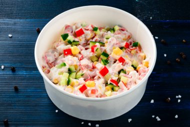 Yengeç eti ve mısır salatası teslimatı.