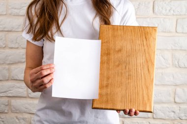 Temiz beyaz kağıt ile ahşap kesme tahtası