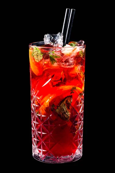 Cocktail rosso freddo alla limonata sangria su sfondo scuro — Foto Stock