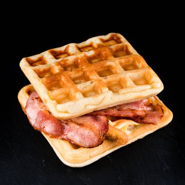 Jambon ve peynirli Belçika waffleları, Viyana jambonlu waffle 'ları siyah arka planda izole edilir.