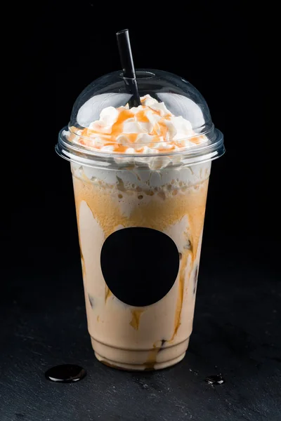 Milkshake Karamel Dengan Krim Kocok Milkshake Vanilla Ditutupi Dengan Krim — Stok Foto