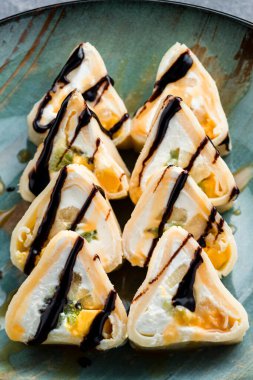 Makarna peynirli tatlı suşi, kivili tatlı suşi, muz ve çikolata, Japon krepi sulandırılmış çikolata.