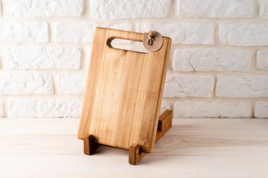 Beyaz ahşap masa ve tuğla duvar zemin üzerinde boş kesme tahtası ile mutfak, metin için kopyalama alanı ile boş ahşap kesme tahtası, menü tasarım taklit