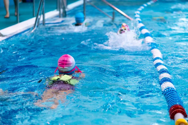 수영장 수업에서 수영을 배우는 아이들 수영장에 아이들은 수영을 배운다 — 스톡 사진