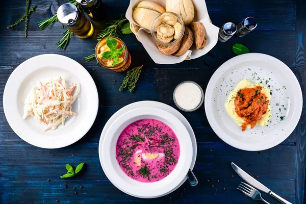 Grande Set Pranzo Tre Portate Zuppa Secondo Piatto Insalata Vista — Foto Stock