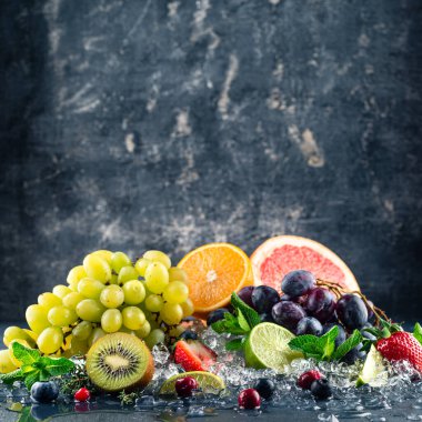 Taze meyve arka planı. Buzlu taze meyve dilimleri. taze meyve ve buz çökmesi kopyalama alanı soyut arkaplan