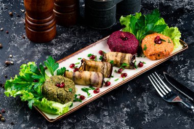 Patlıcan dolması geleneksel yemek, lezzetli karabuğday dolması patlıcan rulosu.