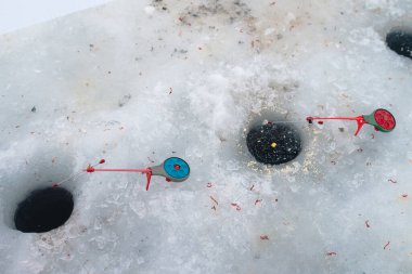 Kış balıkçılığı için buz deliği ve olta, kış için balıkçı oltası