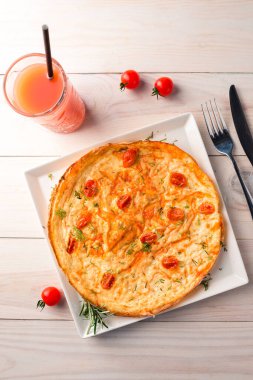 Patates ve kirazlı İspanyol omleti, tipik İspanyol mutfağı. Tortilla espanola. Domatesli tortilla. Üst manzara.