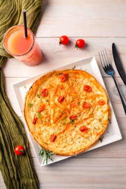 Patates ve kirazlı İspanyol omleti, tipik İspanyol mutfağı. Tortilla espanola. Domatesli tortilla. Üst manzara.