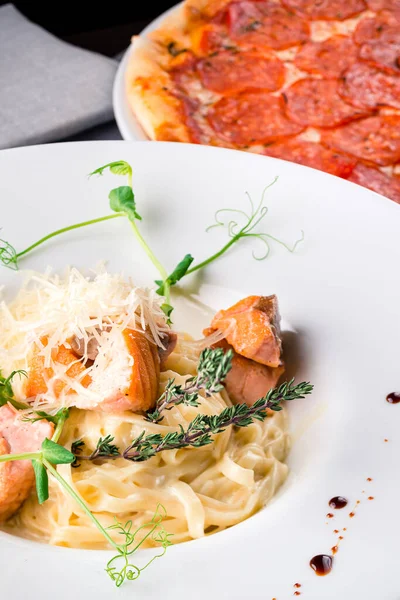 Włoskie Spaghetti Drewnianym Stole Kuchnia Śródziemnomorska Makaronem — Zdjęcie stockowe
