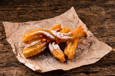 Geleneksel İspanyol tatlısı, şeker ve tarçınlı, yakın plan churros çubukları kağıt torbada taze sıcak.