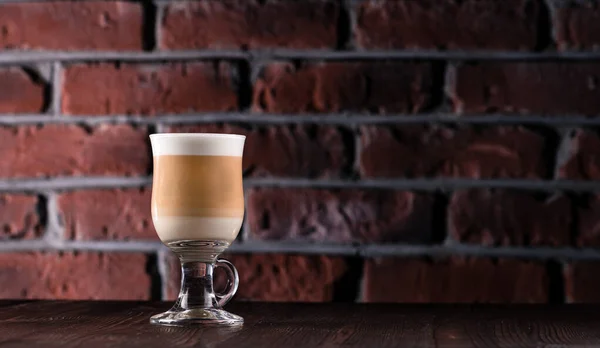 Secangkir Kopi Latte Dengan Latar Belakang Gelap Latte Macchiato Dilapisi — Stok Foto