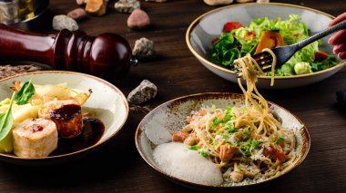 Kırsal ahşap masada İtalyan spagettisi. Çatallı İtalyan makarnası ile Akdeniz mutfağı