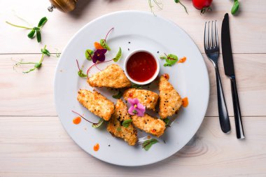 Kızarmış tavuk nuggetları. Ketçaplı tavuk nugget, üst görünüm, düz yatış
