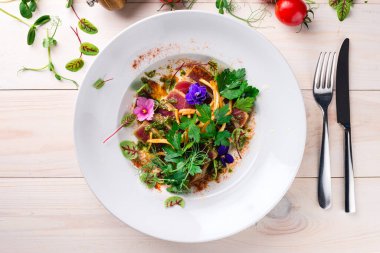Hafif kurutulmuş ton balığı bifteği susam ve taze salata, kurutulmuş ton balıklı sağlıklı yeşil salata. Orta pişmiş ızgara Ahi ton balıklı geleneksel Japon salatası. Otantik Japon yemekleri