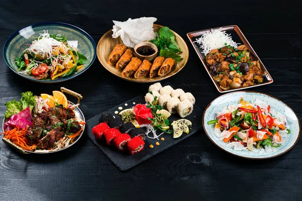 Masada Çeşitli Asya Yemekleri Wok Erişte Sebze Salatası Koyu Kırsal — Stok fotoğraf