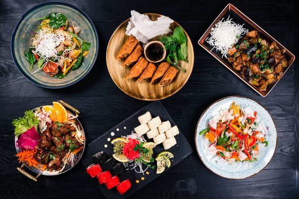 Asiatisk Mat Diverse Dukat Bordet Wok Nudlar Och Grönsakssallad Och — Stockfoto