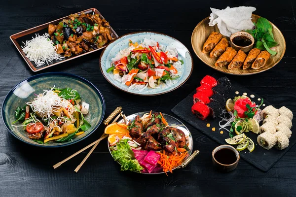 Asiatisk Mat Diverse Dukat Bordet Wok Nudlar Och Grönsakssallad Och — Stockfoto