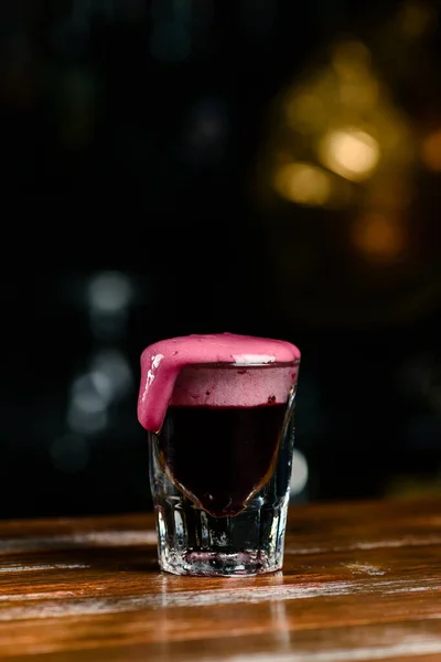 Skott Cocktail Med Skum Alkoholhaltig Cocktail Skjuten Med Vinrött Skum — Stockfoto