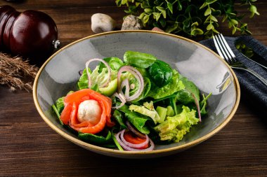Sebzeli füme somon salatası, somon ve peynirli taze yeşil salata. Ketogenik, keto diyeti. Tuzlu somon ve salata. Sağlıklı yemek..