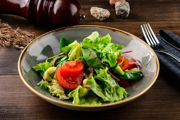 新鲜生菜沙拉 西红柿和绿色生菜 木制背景 素食蔬菜沙拉很简单 绿叶和蔬菜混合制成的蔬菜沙拉 — 图库照片