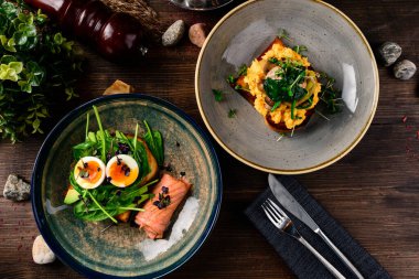 Çırpılmış somonlu Brioche tostu, yumurtalı ekmek, somonlu sandviç, Lokantada Sabah Kahvaltısı.