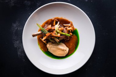 Kızarmış kuzu pirzolası ve sebzeler dekore edilmiş masada, kuzu kantarellalı üst manzara, dümdüz uzanmış