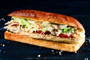 Füme uskumru etli buğday balığı burgeri, peynir, domates, salatalık ve marul. Uskumru ve taze salatalı büyük balıklı sandviç. Balik ekmek - Türk fast food