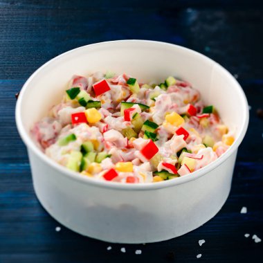 Yengeç eti ve mısır salatası teslimatı.