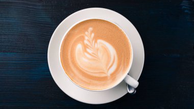 Bir fincan sanat latte ya da cappuccino kahve, kahve köpüklü cappuccino üst manzara, düz uzanma