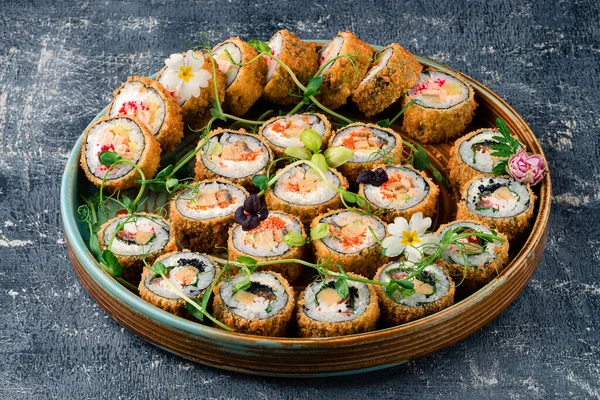 Mettre Les Rouleaux Chauds Sushi Frit Dans Plateau Rond Assortiment — Photo