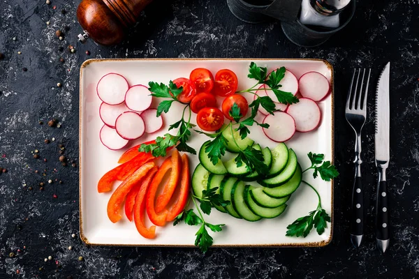 新鲜蔬菜盘 将新鲜蔬菜切片放在盘子顶部 — 图库照片