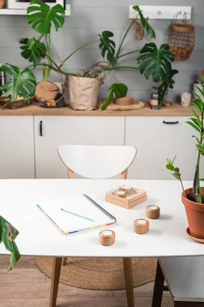 Blanko Geöffnetes Notizbuch Mit Tasse Kaffee Und Notiz Auf Dem — Stockfoto