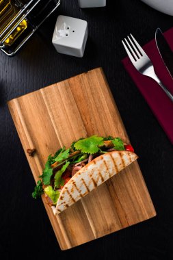 Hakiki Meksika barbacoası, Carnitas ve tavuklu taco. Tahta manzaralı Meksika tacoları, düz yatıyordu.