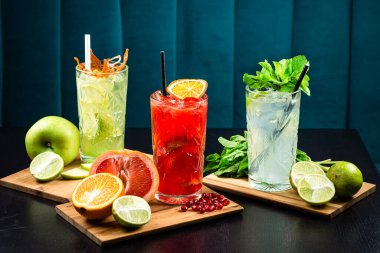 Soğuk yaz limonataları, yaz sağlıklı kokteylleri çeşitli limonata ve mojitolardan oluşan limon portakalı greyfurt, diyet detoks içecekleri.