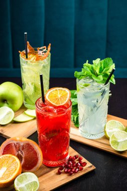 Soğuk yaz limonataları, yaz sağlıklı kokteylleri çeşitli limonata ve mojitolardan oluşan limon portakalı greyfurt, diyet detoks içecekleri.
