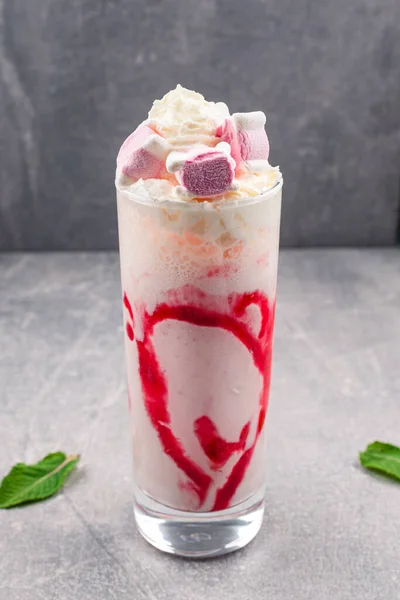 Milchfrappe Mit Erdbeermarmelade Kalter Milchshake Mit Erdbeermarmelade — Stockfoto