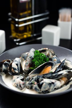 Şarap için krema soslu midye aperatifi yaptım. Deniz ürünleri. Midye dükkanı, karışık midye ve midye standı.
